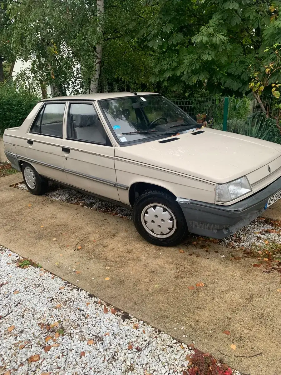 RENAULT R9
