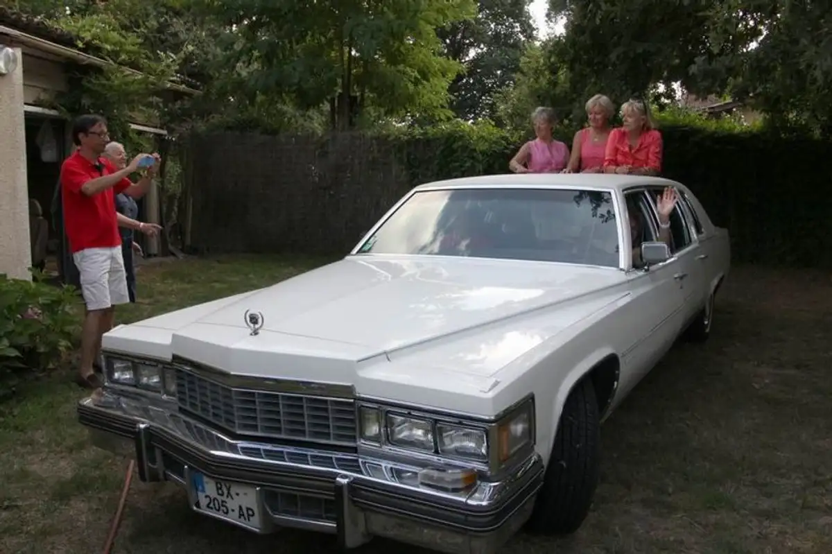 CADILLAC Fleetwood
