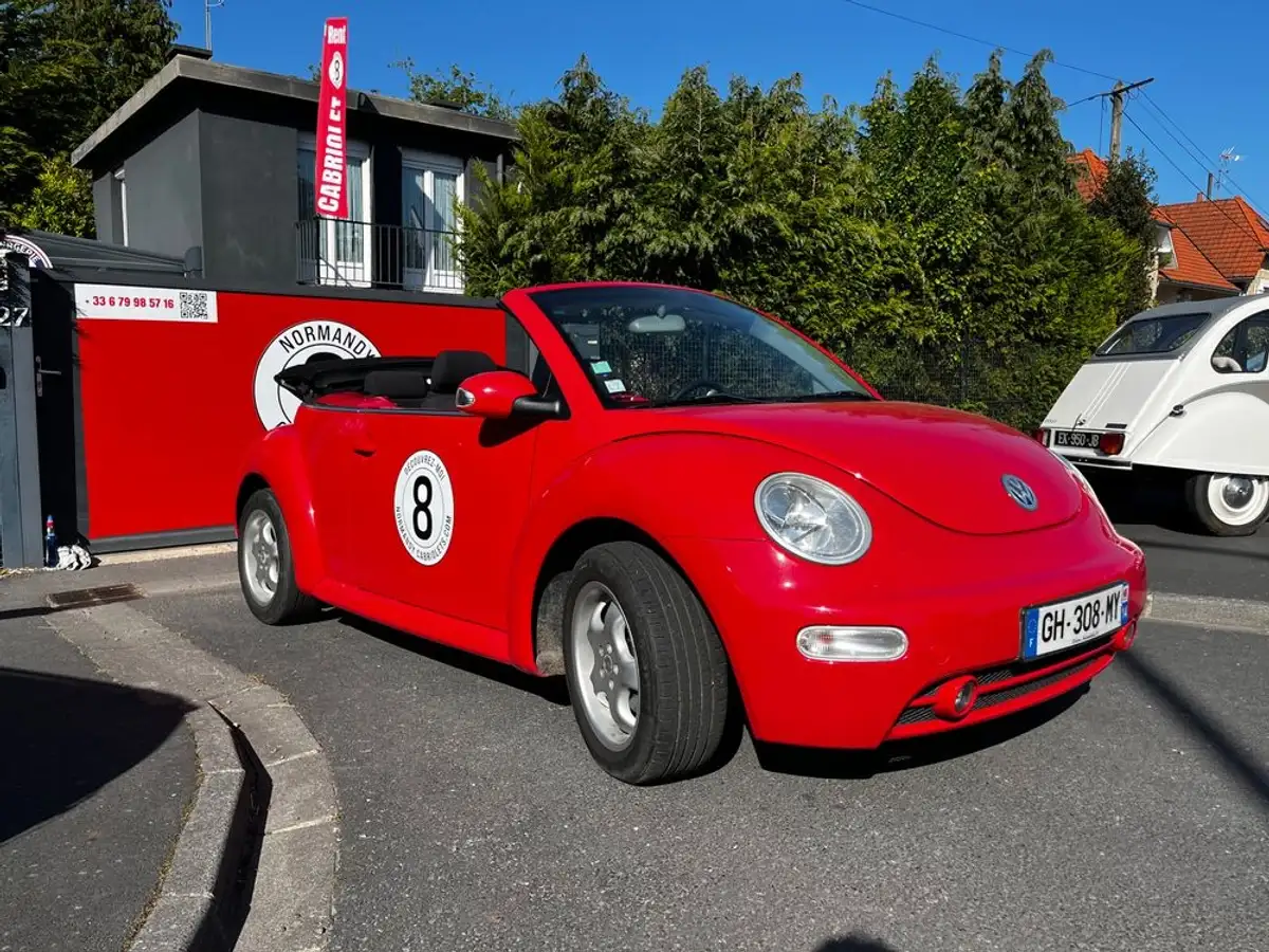 VOLKSWAGEN New Beetle rouge