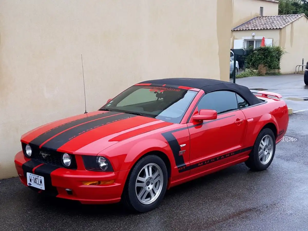 FORD MUSTANG