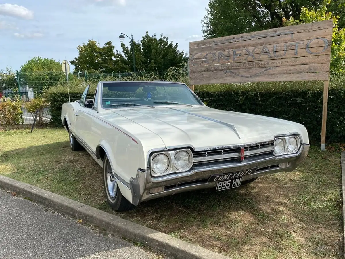 OLDSMOBILE Cutlass
