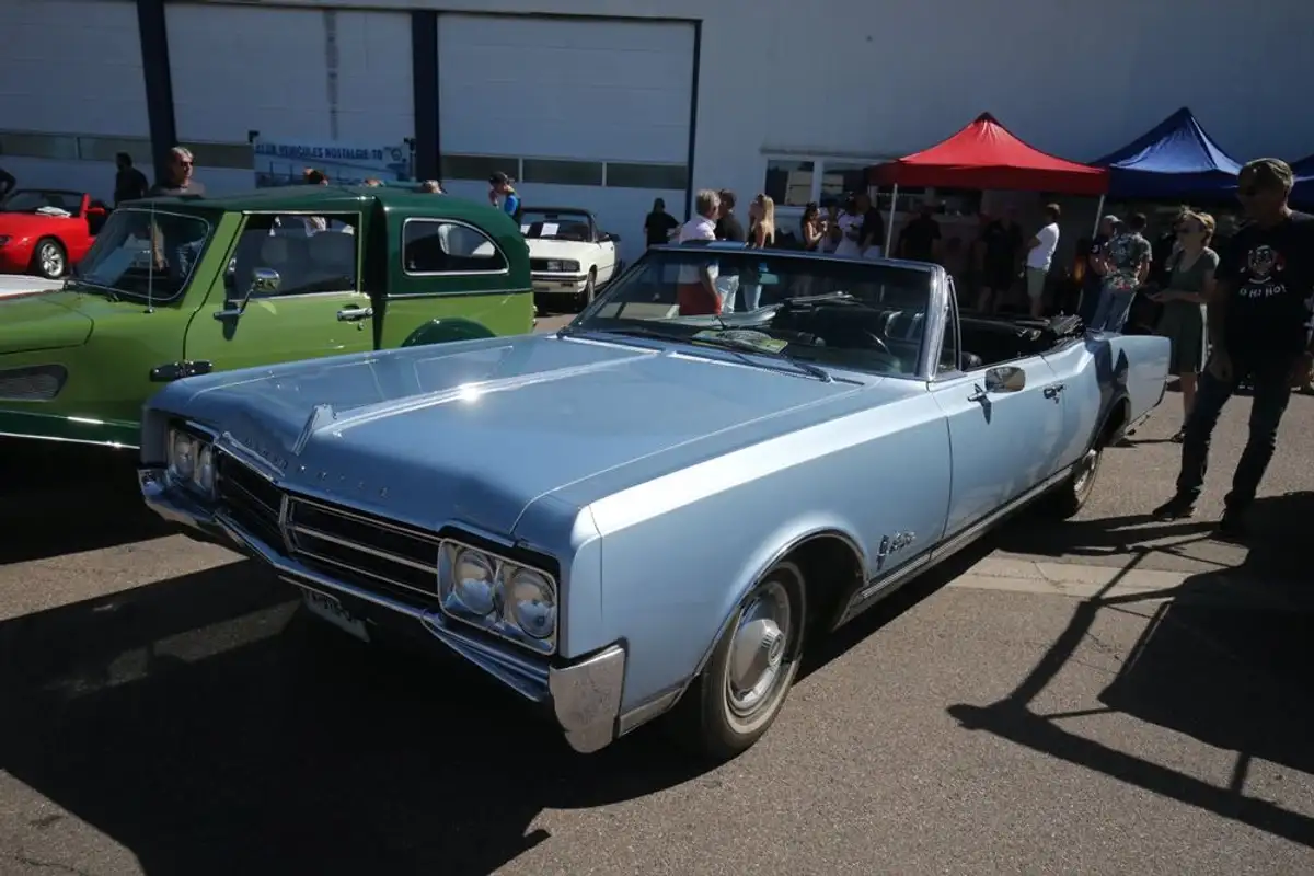 OLDSMOBILE Starfire